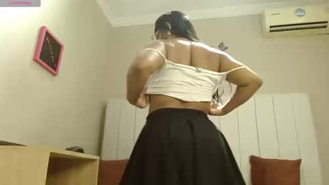 Snapshot of sienna_valexx chatting on 09-11-25, 02:39 Sienna online show from 09-11-25, 02:39