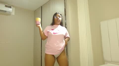 Snapshot of sienna_valexx chatting on 09-18-25, 01:46 Sienna online show from 09-18-25, 01:46