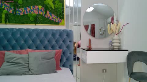 Sienna online show from 11-04-25, 05:17