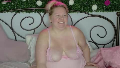 Snapshot of siennaxluxx chatting on 10-03-25, 06:10 Sienna Luxx online show from 10-03-25, 06:10