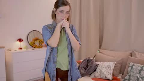 Snapshot of silent_chill chatting on 10-29-25, 02:41 Chilli online show from 10-29-25, 02:41