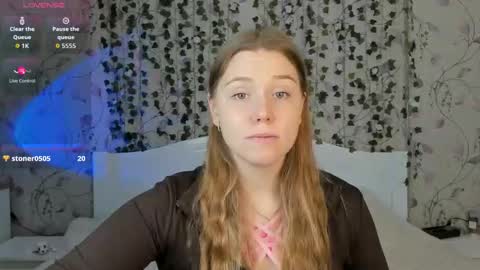 Chloe online show from 10-31-25, 05:41