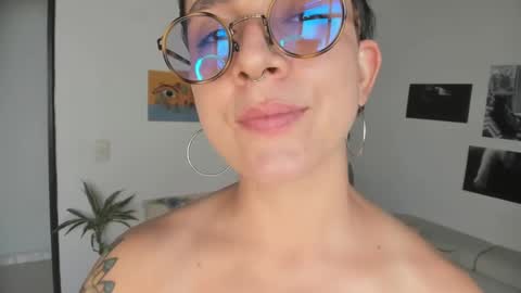 Snapshot of simone_4201 chatting on 01-08-25, 04:33 Sim. online show from 01-08-25, 04:33