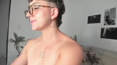 Snapshot of simone_4201 chatting on 01-10-25, 11:18 Sim. online show from 01-10-25, 11:18