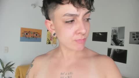 Snapshot of simone_4201 chatting on 01-11-25, 07:27 Sim. online show from 01-11-25, 07:27