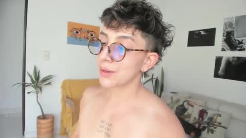 Snapshot of simone_4201 chatting on 01-18-25, 07:37 Sim. online show from 01-18-25, 07:37