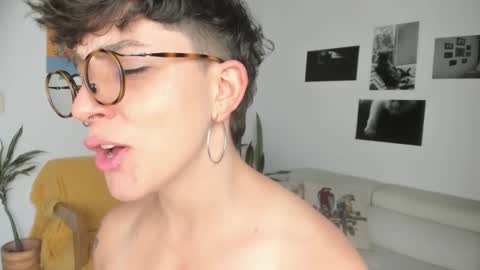 Snapshot of simone_4201 chatting on 02-10-25, 09:04 Sim. online show from 02-10-25, 09:04