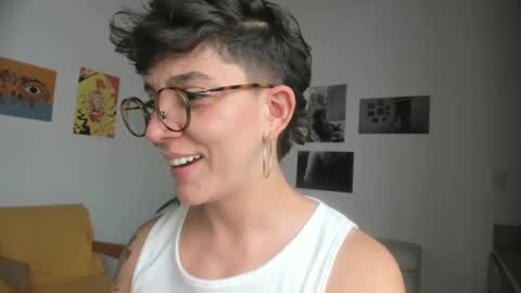 Snapshot of simone_4201 chatting on 02-11-25, 06:44 Sim. online show from 02-11-25, 06:44