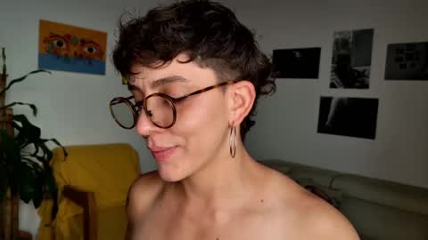 Snapshot of simone_4201 chatting on 02-18-25, 12:49 Sim. online show from 02-18-25, 12:49