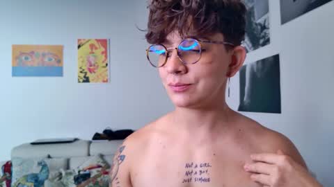 Snapshot of simone_4201 chatting on 10-09-25, 01:20 Sim. online show from 10-09-25, 01:20