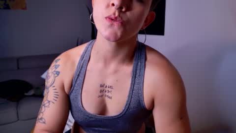 Snapshot of simone_4201 chatting on 10-10-25, 10:53 Sim. online show from 10-10-25, 10:53