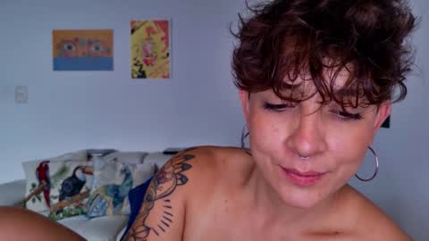 Snapshot of simone_4201 chatting on 10-15-25, 04:51 Sim. online show from 10-15-25, 04:51