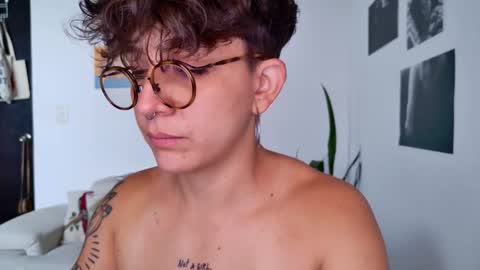 Snapshot of simone_4201 chatting on 10-16-25, 01:45 Sim. online show from 10-16-25, 01:45