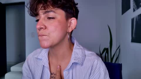 Snapshot of simone_4201 chatting on 10-19-25, 01:12 Sim. online show from 10-19-25, 01:12