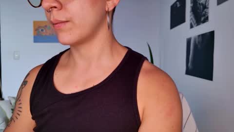 Snapshot of simone_4201 chatting on 10-29-25, 01:02 Sim. online show from 10-29-25, 01:02