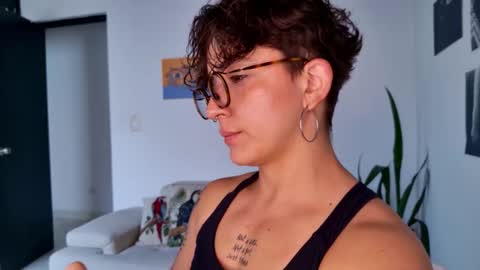 Snapshot of simone_4201 chatting on 11-05-25, 06:30 Sim. online show from 11-05-25, 06:30