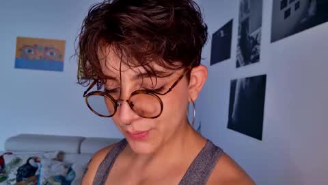 Snapshot of simone_4201 chatting on 11-09-25, 03:54 Sim. online show from 11-09-25, 03:54