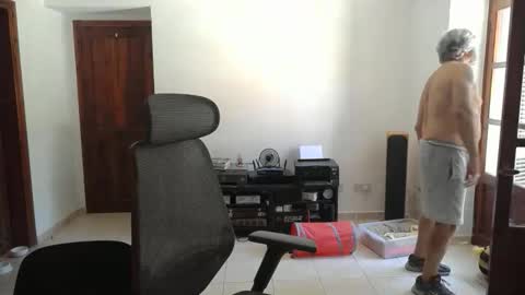 Snapshot of simonthenudist chatting on 06-04-26, 10:32 Simon online show from 06-04-26, 10:32