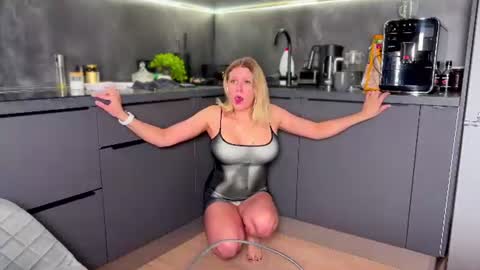 Snapshot of simply_sasha chatting on 06-15-26, 03:14 A present for me online show from 06-15-26, 03:14