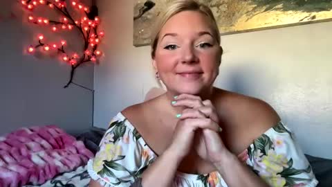 Snapshot of singlesexymom chatting on 09-25-25, 03:49 singlesexymom online show from 09-25-25, 03:49