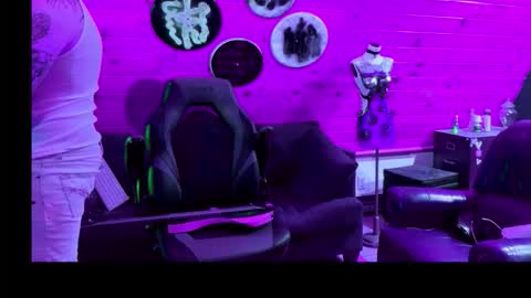 Snapshot of siphonophorslaysstrings chatting on 02-12-26, 11:27 Unbridledfuckingcrazy online show from 02-12-26, 11:27