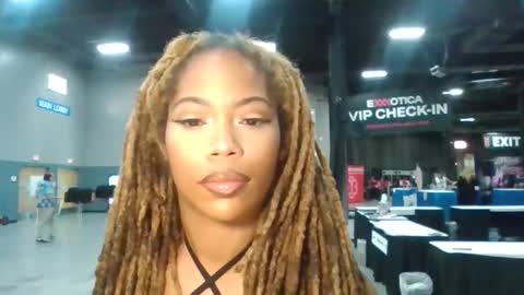 Snapshot of sipofsummer chatting on 10-26-25, 05:19  U M M E R online show from 10-26-25, 05:19