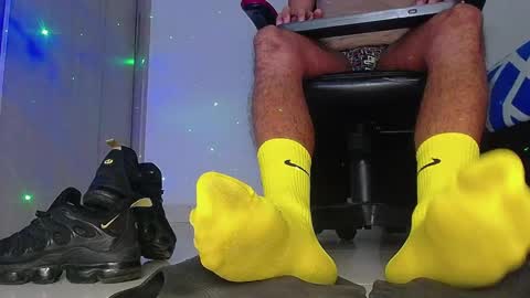 only foot                         worshipers here online show from 12-19-25, 02:29