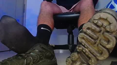 only foot                         worshipers here online show from 02-15-26, 07:51