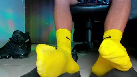 only foot                         worshipers here online show from 05-01-26, 06:40