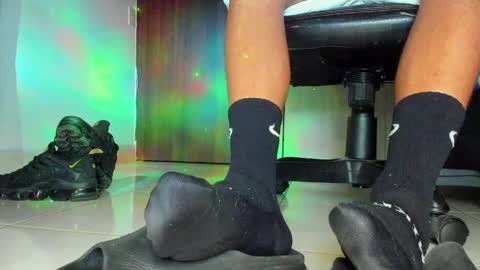 only foot                         worshipers here online show from 05-09-26, 04:28