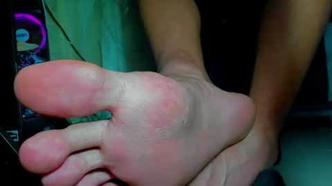 only foot                         worshipers here online show from 06-17-26, 08:28