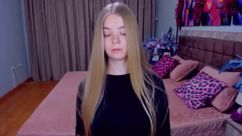 SirenaBloom online show from 12-19-25, 06:20