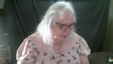 Snapshot of sissydianetx chatting on 10-18-25, 12:39 Sissy Diane online show from 10-18-25, 12:39