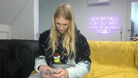 Snapshot of siswet19 chatting on 01-26-25, 12:22 Elise online show from 01-26-25, 12:22