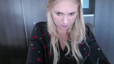 Snapshot of siswet19 chatting on 09-15-25, 12:05 Elise online show from 09-15-25, 12:05