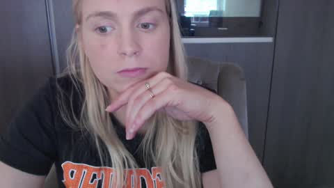 Snapshot of siswet19 chatting on 10-20-25, 08:59 Elise online show from 10-20-25, 08:59