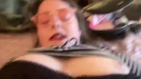 Snapshot of skarlettrose911 chatting on 12-17-24, 08:43 Skarlett Rose online show from 12-17-24, 08:43