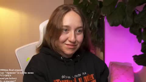 Im Scarlett  ONLINE  5pm-10pm NYC time  online show from 09-18-25, 03:30