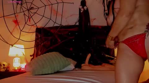 Snapshot of skay_hot chatting on 10-31-25, 12:22 Skay online show from 10-31-25, 12:22