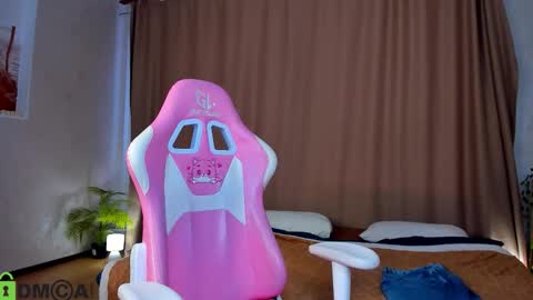 Snapshot of skelerata chatting on 10-08-25, 07:17 Emily online show from 10-08-25, 07:17