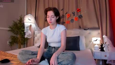 Snapshot of skelerata chatting on 10-26-25, 01:11 Emily online show from 10-26-25, 01:11