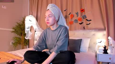 Snapshot of skelerata chatting on 10-27-25, 01:20 Emily online show from 10-27-25, 01:20