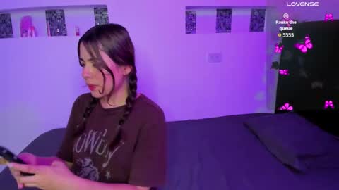 Snapshot of skinny_lau chatting on 01-06-26, 09:50 laura online show from 01-06-26, 09:50