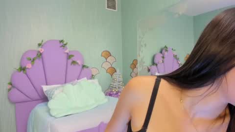 Snapshot of skinny_linda chatting on 12-20-24, 04:25 online show from 12-20-24, 04:25