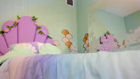 Snapshot of skinny_linda chatting on 12-21-24, 04:25 online show from 12-21-24, 04:25