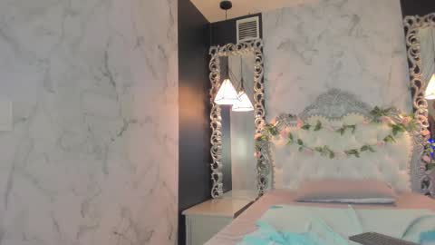 Snapshot of skinny_linda chatting on 02-24-25, 10:15 online show from 02-24-25, 10:15