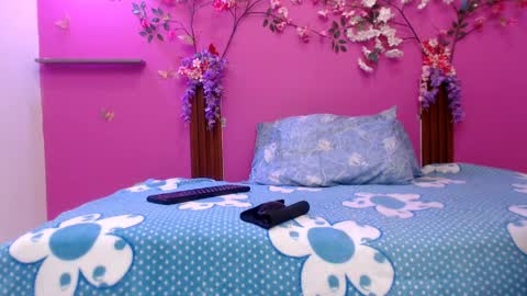 Snapshot of skinnybarbie022 chatting on 04-28-26, 01:04 barbi online show from 04-28-26, 01:04