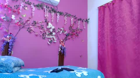Snapshot of skinnybarbie022 chatting on 05-11-26, 12:49 barbi online show from 05-11-26, 12:49