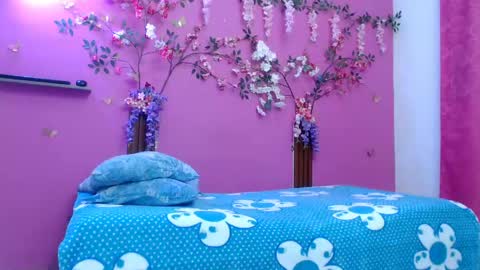 Snapshot of skinnybarbie022 chatting on 05-18-26, 12:18 barbi online show from 05-18-26, 12:18