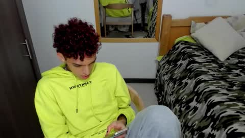 Snapshot of skinnypipe15 chatting on 10-18-25, 04:04 skinnypipe15 online show from 10-18-25, 04:04